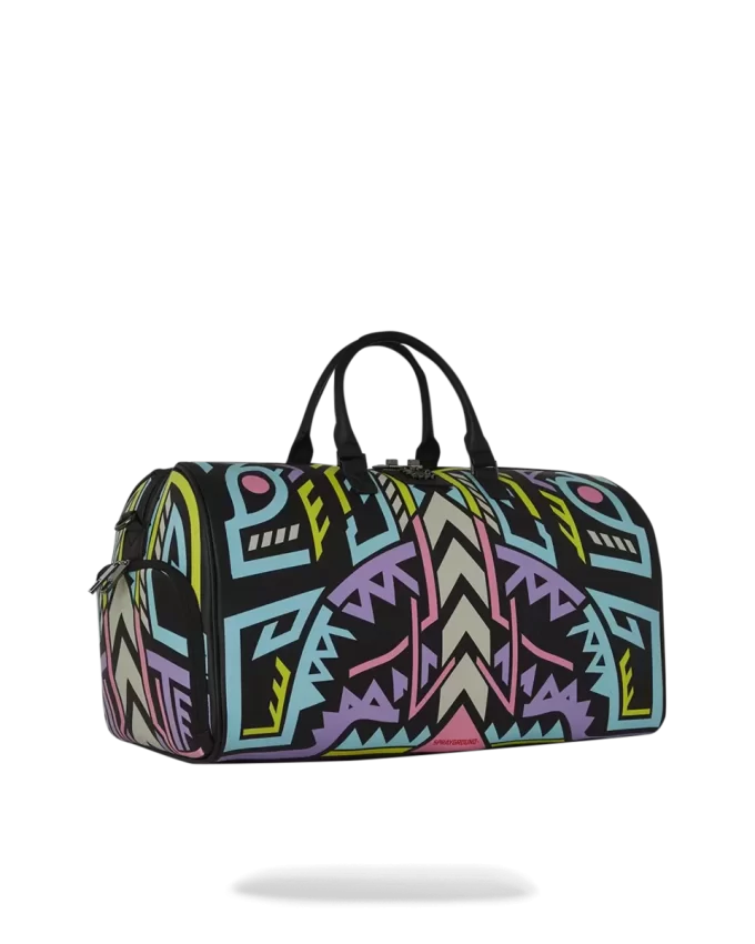 A.I. PATH TO THE FUTURE III BOLSA DE VIAJE – COLABORACIÓN CON FLORES DE ARENA (BRILLA EN LA OSCURIDAD)
