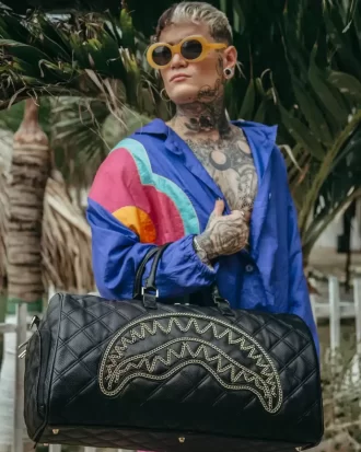 Bolsa de lona negra acolchada con cadena dorada y diseño de tiburón
