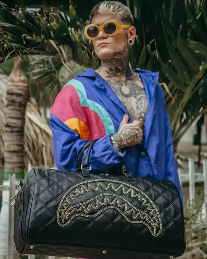 Bolsa de lona negra acolchada con cadena dorada y diseño de tiburón