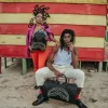 Bolsa de lona negra acolchada con cadena dorada y diseño de tiburón