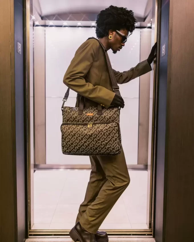 BOLSA DE VIAJE CON PULSO MAGNÉTICO