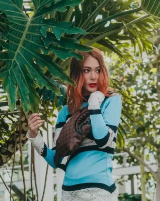 Bolso cruzado con diseño de tiburones y calaveras