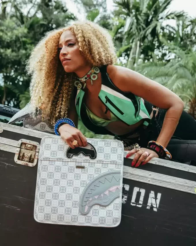 BOLSO DE INTELIGENCIA AFRICANA A.I.8 RESERVADO Y OCUPADO PARA LA CIUDAD