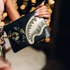 Bolso de mano cruzado A.I. AFRICAN INTELLIGENCE SHARKS OF THE GOLD OCEAN – COLABORACIÓN CON FLORES DE ARENA Bolso de mano cruzado A.I. AFRICAN INTELLIGENCE SHARKS OF THE GOLD OCEAN – COLABORACIÓN CON FLORES DE ARENA