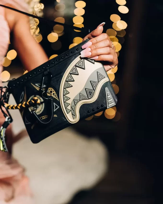 Bolso de mano cruzado A.I. AFRICAN INTELLIGENCE SHARKS OF THE GOLD OCEAN – COLABORACIÓN CON FLORES DE ARENA Bolso de mano cruzado A.I. AFRICAN INTELLIGENCE SHARKS OF THE GOLD OCEAN – COLABORACIÓN CON FLORES DE ARENA