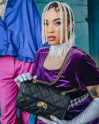 BOLSO DE MANO TIBURÓN CON CADENA DORADA Y QUILTADO NOIR