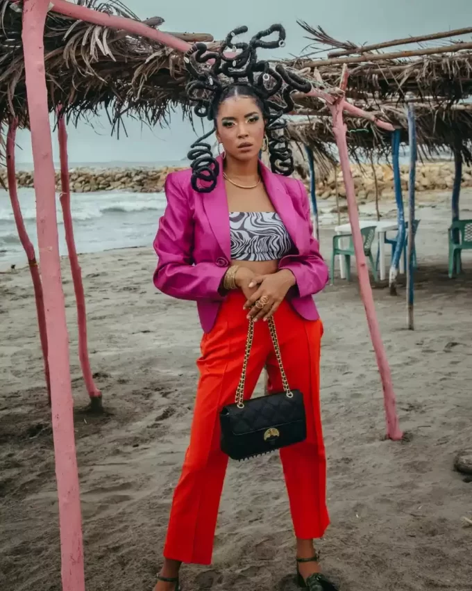 BOLSO DE MANO TIBURÓN CON CADENA DORADA Y QUILTADO NOIR BOLSO DE MANO TIBURÓN CON CADENA DORADA Y QUILTADO NOIR