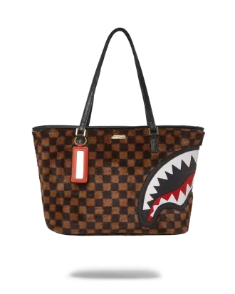 Bolso de piel con estampado de tiburones en París