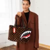 Bolso de piel con estampado de tiburones en París Bolso de piel con estampado de tiburones en París