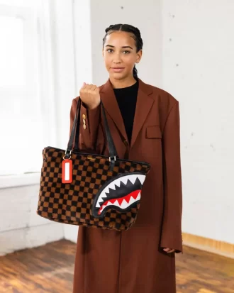 Bolso de piel con estampado de tiburones en París