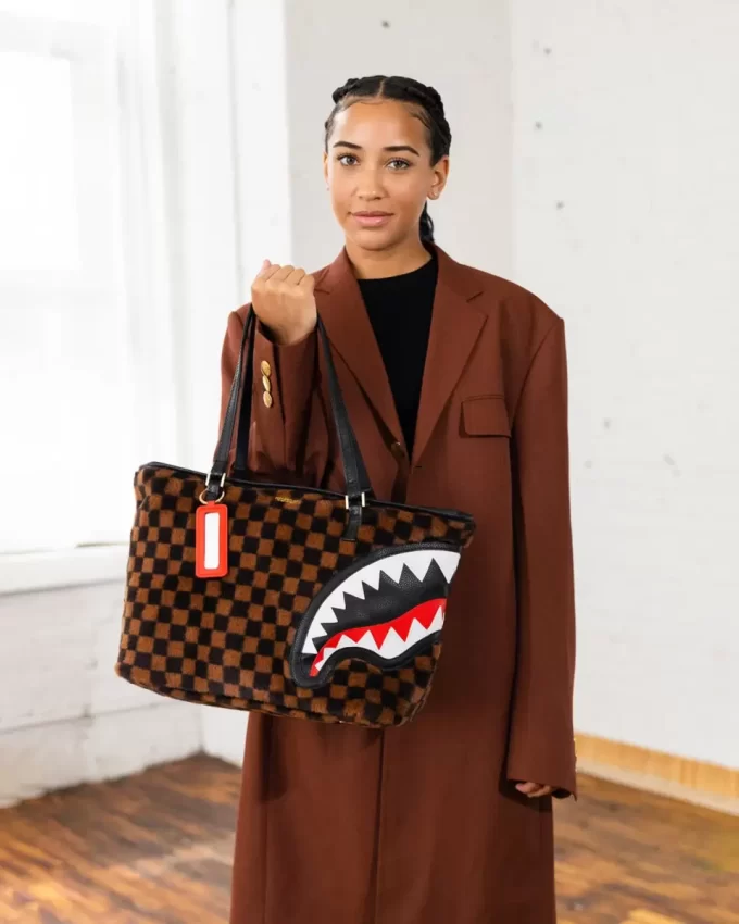 Bolso de piel con estampado de tiburones en París Bolso de piel con estampado de tiburones en París