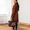 Bolso de piel con estampado de tiburones en París Bolso de piel con estampado de tiburones en París