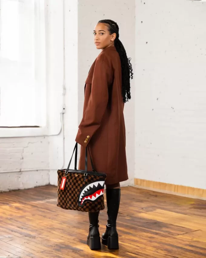 Bolso de piel con estampado de tiburones en París Bolso de piel con estampado de tiburones en París
