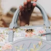 BOLSO DE VIAJE MINI ELEGANT ENERGY DE INTELIGENCIA AFRICANA – COLABORACIÓN CON FLORES DE ARENA BOLSO DE VIAJE MINI ELEGANT ENERGY DE INTELIGENCIA AFRICANA – COLABORACIÓN CON FLORES DE ARENA