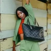 Bolso tote de tiburón con cadena dorada y acolchado negro Bolso tote de tiburón con cadena dorada y acolchado negro