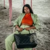 Bolso tote de tiburón con cadena dorada y acolchado negro Bolso tote de tiburón con cadena dorada y acolchado negro