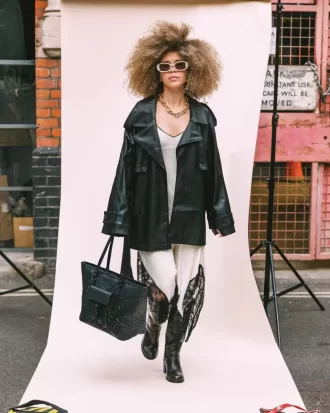 Bolso tote listo para la alfombra roja de la Semana de la Moda de Londres
