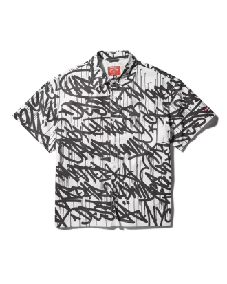 CAMISA DE MANGA CORTA CON ABOTONES Y ESTAMPADO DE GRAFFITI