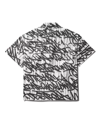 CAMISA DE MANGA CORTA CON ABOTONES Y ESTAMPADO DE GRAFFITI