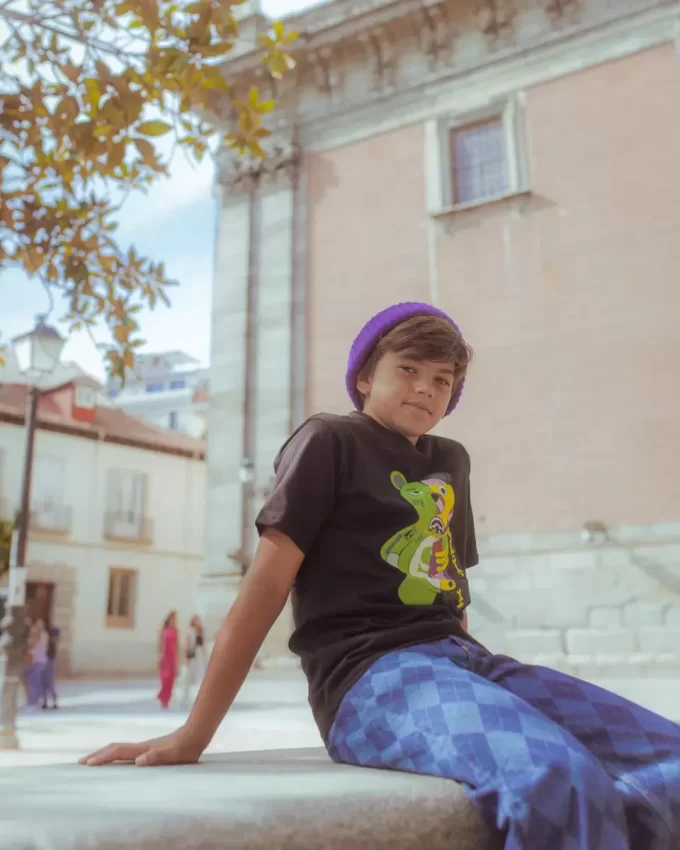 Camiseta negra de osito anatómico para jóvenes