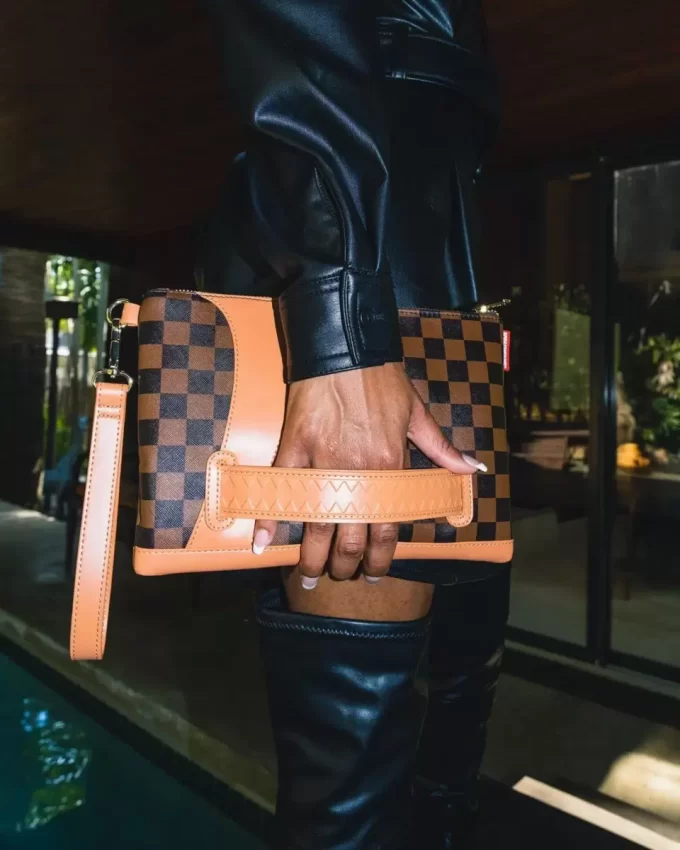 EMBRAGUE DE CRUCE HENNY AIR AL TRONO EMBRAGUE DE CRUCE HENNY AIR AL TRONO