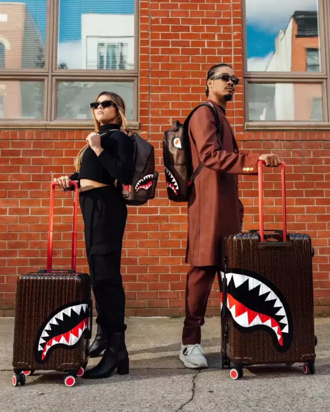 EQUIPAJE DE MANO DE CARGA RÍGIDA FRENZY SHARKS SHARKNAUTICS EQUIPAJE DE MANO DE CARGA RÍGIDA FRENZY SHARKS SHARKNAUTICS