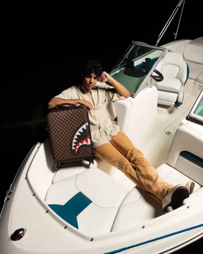 EXTERIOR CON BOLSILLO DORADO CON CREMALLERA, EQUIPAJE DE MANO PARA JETSETTER, TIBURONES EN PARÍS EXTERIOR CON BOLSILLO DORADO CON CREMALLERA, EQUIPAJE DE MANO PARA JETSETTER, TIBURONES EN PARÍS