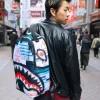 HACKEADA Y APLASTADA, PERO AÚN TE CUIDO LAS ESPALDAS. MOCHILA DLXR