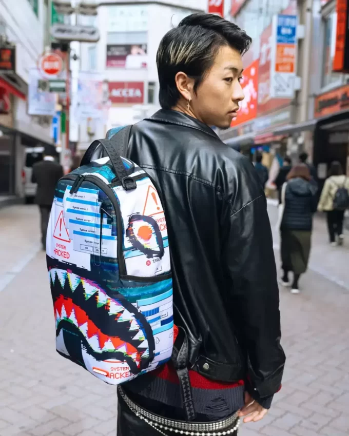 HACKEADA Y APLASTADA, PERO AÚN TE CUIDO LAS ESPALDAS. MOCHILA DLXR