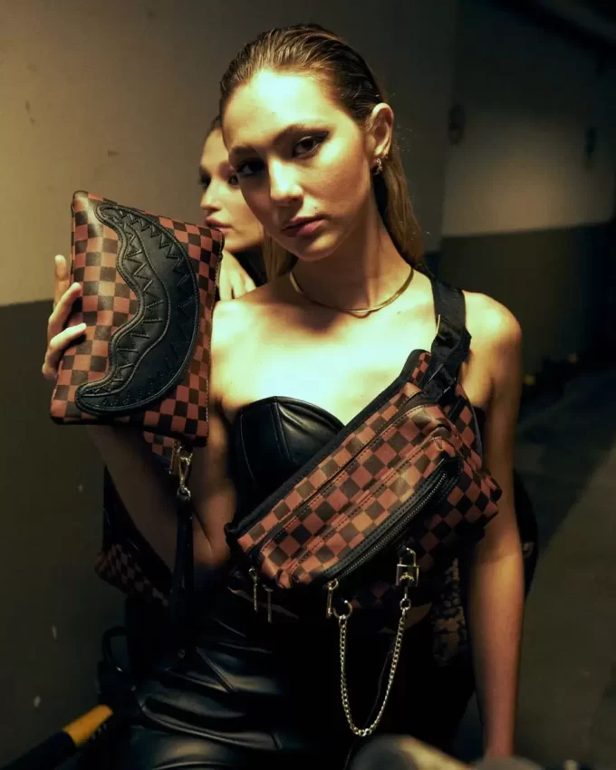 HENNY LOCK SHARKS EN PARIS CROSSOVER CLUTCH HENNY LOCK SHARKS EN PARIS CROSSOVER CLUTCH