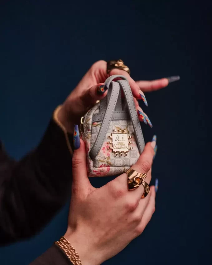 Llavero con mochila de energía elegante de inteligencia africana con IA Llavero con mochila de energía elegante de inteligencia africana con IA