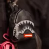 LLAVERO DE MOCHILA DE TIBURONES EN PARÍS, LUCES FUERA