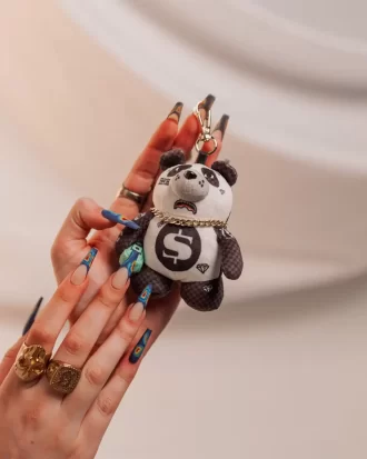 Llavero de oso con pasamontañas de panda