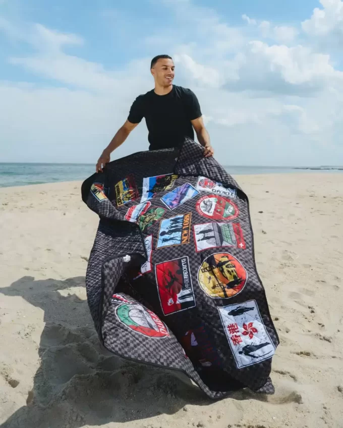 Manta de playa plegable Global Mogull Unlimited Miles, resistente al agua, convertible en bolso. Manta de playa plegable Global Mogull Unlimited Miles, resistente al agua, convertible en bolso.