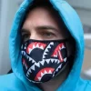 MASCARILLA CON ESTAMPADO DE BOCA DE TIBURÓN (AJUSTE CLÁSICO)