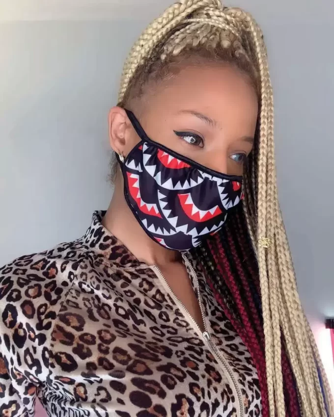 MASCARILLA CON ESTAMPADO DE BOCA DE TIBURÓN (AJUSTE CLÁSICO)