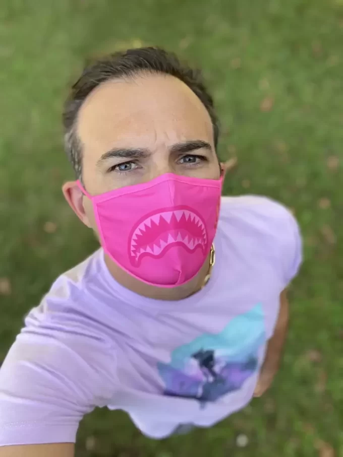 MASCARILLA FACIAL AJUSTADA PARA ADULTOS CON DISEÑO DE TIBURÓN ROSA MASCARILLA FACIAL AJUSTADA PARA ADULTOS CON DISEÑO DE TIBURÓN ROSA