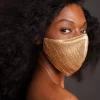 MASCARILLA FACIAL DE CUERO VEGANO CON ESTAMPADO DE BILLETES DORADOS MASCARILLA FACIAL DE CUERO VEGANO CON ESTAMPADO DE BILLETES DORADOS