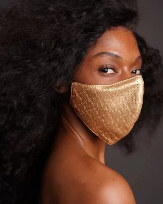 MASCARILLA FACIAL DE CUERO VEGANO CON ESTAMPADO DE BILLETES DORADOS