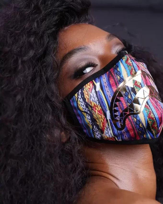 MASCARILLA FACIAL DE POLIÉSTER CON ESTAMPADO DE TIBURÓN METÁLICO DORADO DE 1994 MASCARILLA FACIAL DE POLIÉSTER CON ESTAMPADO DE TIBURÓN METÁLICO DORADO DE 1994