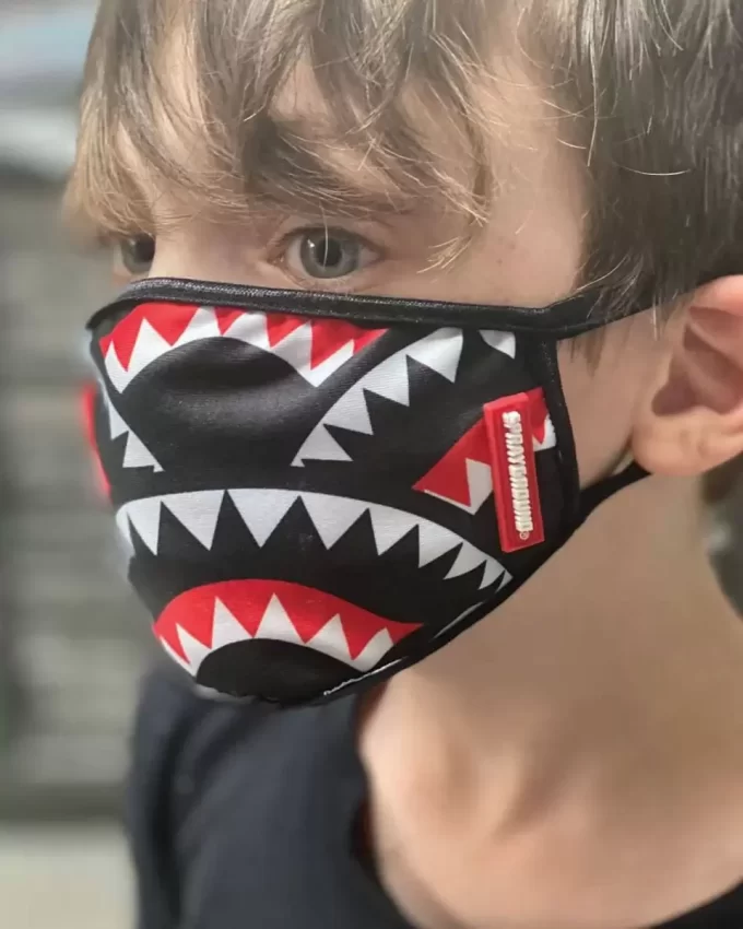 MASCARILLA INFANTIL CON ESTAMPADO DE BOCA DE TIBURÓN (AJUSTE CLÁSICO) MASCARILLA INFANTIL CON ESTAMPADO DE BOCA DE TIBURÓN (AJUSTE CLÁSICO)