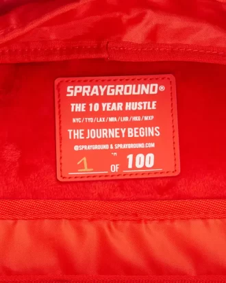 MOCHILA «10 AÑOS DE ÉXITO». CAJA SORPRESA. NUMERADA 1 DE 100