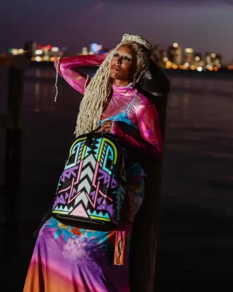 MOCHILA A.I. PATH TO THE FUTURE III – COLABORACIÓN CON SANDFLOWER (BRILLA EN LA OSCURIDAD)