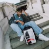 Mochila BAG ON BAG con ilusión óptica de tiburones en París Mochila BAG ON BAG con ilusión óptica de tiburones en París
