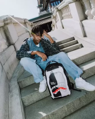 Mochila BAG ON BAG con ilusión óptica de tiburones en París