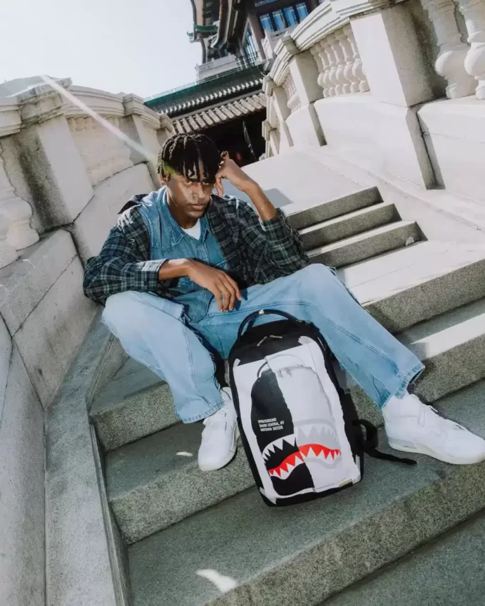 Mochila BAG ON BAG con ilusión óptica de tiburones en París Mochila BAG ON BAG con ilusión óptica de tiburones en París