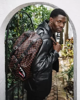 Mochila con estampado de tiburones diente de sierra en las colinas de París