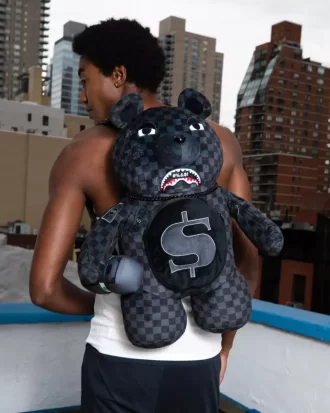 Mochila con forma de tiburón y osito de peluche.