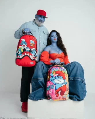 Mochila saltarina de los Pitufos con forma de tiburón
