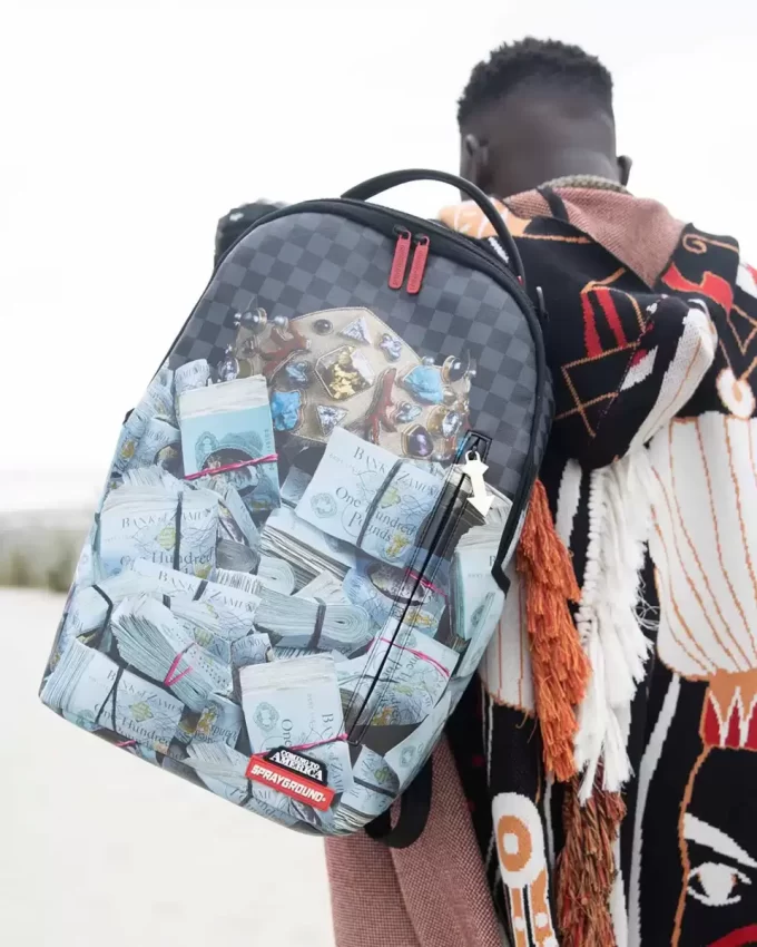 Mochila Zamunda Coming 2 America con montones de billetes Mochila Zamunda Coming 2 America con montones de billetes